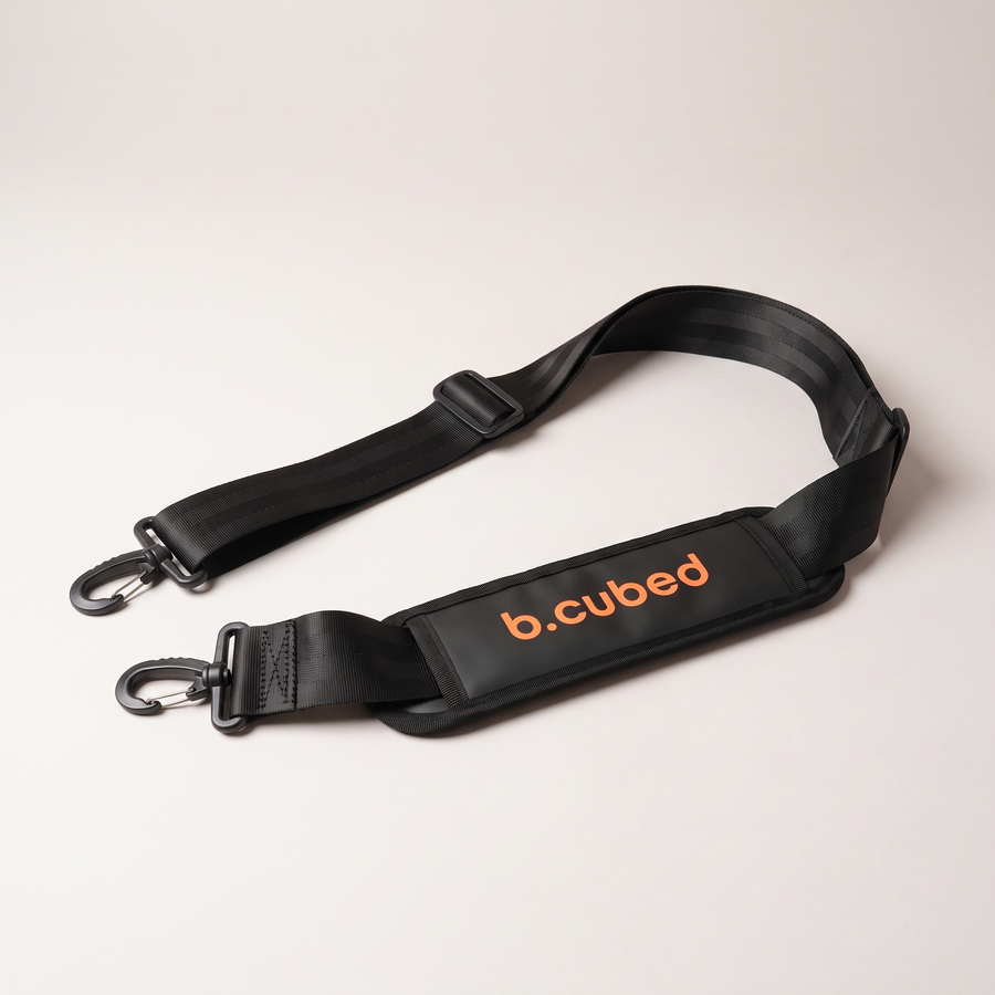 Reinforced zips. Padded strap.